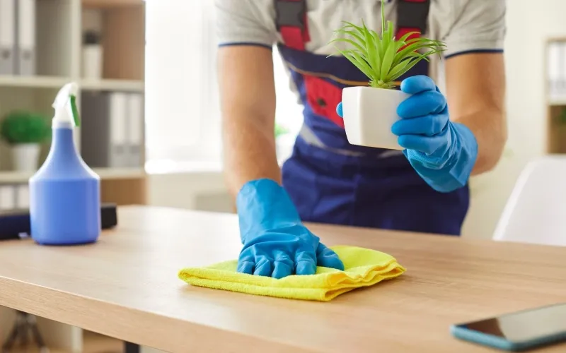 Poussière dans les bureaux : 7 solutions efficaces
